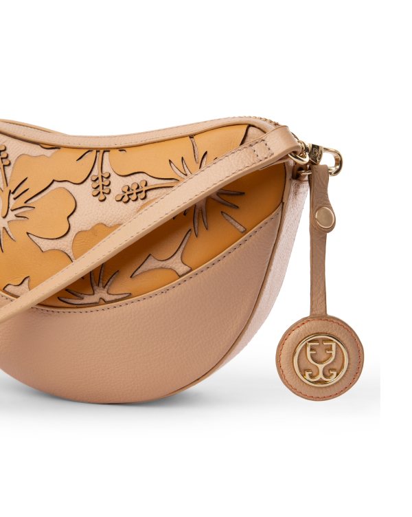 Scallop Crossbody Leather : With Laser-Cut Motifs